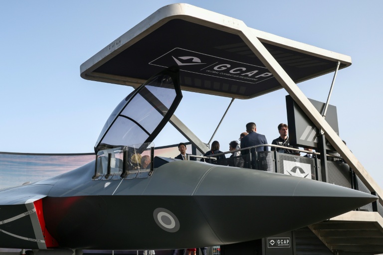 Maquette du futur avion de combat du programme atalo-britannico-japonais GCAP présenté au salon de Farnborough, près de Londres, le 21 juillet 2026