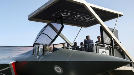 Maquette du futur avion de combat du programme atalo-britannico-japonais GCAP présenté au salon de Farnborough, près de Londres, le 21 juillet 2026