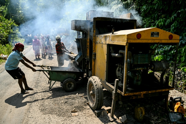 Des ouvriers attelés à la construction d'une route traversant des terres forestières dans le cadre d'un projet de grands travaux, le 26 mars 2026 près de Campbell Bay, sur l'île de Grande Nicobar, dans l'archipel indien des Andaman-et-Nicobar 