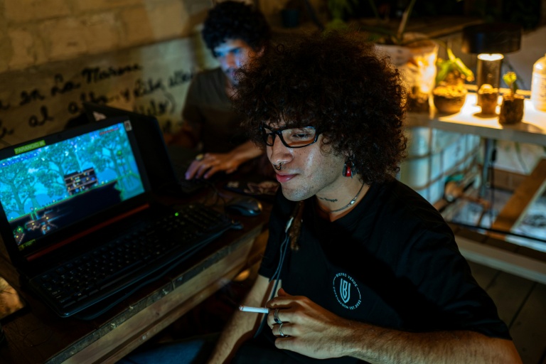 Des jeunes jouent à des jeux vidéo grâce à la connexion wifi du bar El Bejuco à La Havane, le 26 septembre 2026