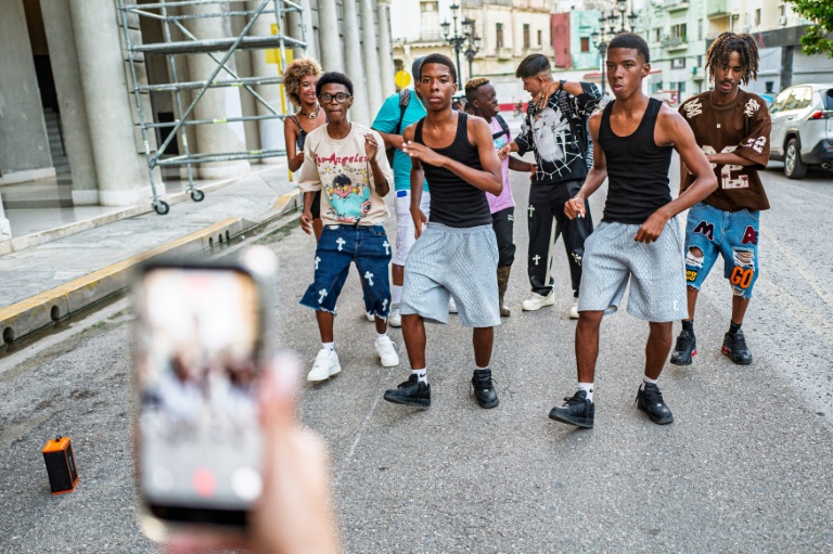 Des jeunes répètent une choéragraphie de danse urbaine à La Havane, le 26 septembre 2026