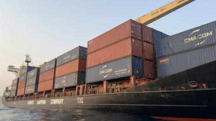 Un porte-conteneurs ancré près du détroit de Bab el manded, au large de la côte du Yemen dans le Golfe d'Aden, le 6 aout 2026