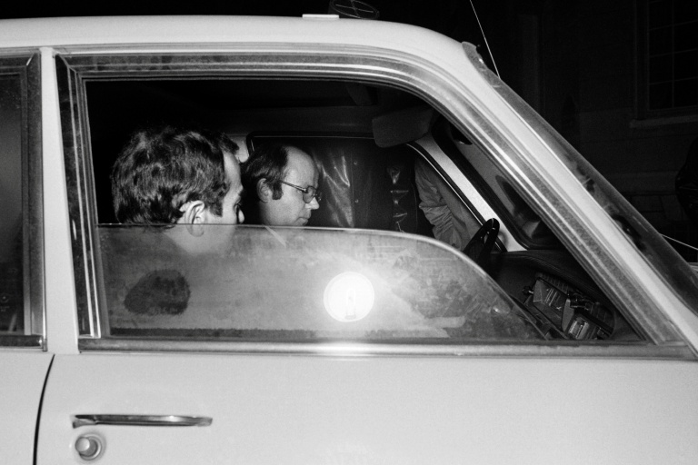 Les avocats de Roger Bontems, Robert Badinter (g) et Philippe Lemaire (d), arrivent à la prison de la Santé à Paris, le jour de l'exécution de leur client, le 28 novembre 1972