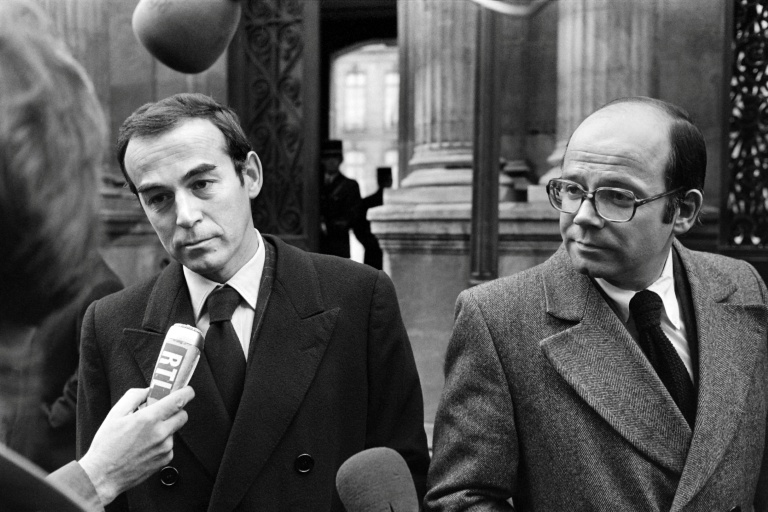 Les avocats de Roger Bontems, Robert Badinter (g) et Philippe Lemaire (d), s'adressent à la presse après avoir été reçus par le président Georges Pompidou à l'Elysée et plaidé une grâce présidentielle pour leur client condamné à la peine de mort, le 14 novembre 1972 à Paris