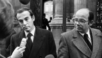 Les avocats de Roger Bontems, Robert Badinter (g) et Philippe Lemaire (d), s'adressent à la presse après avoir été reçus par le président Georges Pompidou à l'Elysée et plaidé une grâce présidentielle pour leur client condamné à la peine de mort, le 14 novembre 1972 à Paris