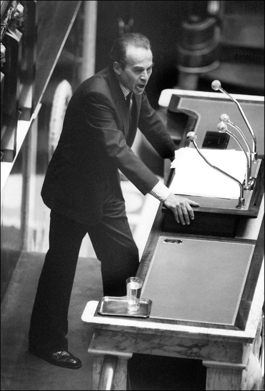 Robert Badinter, ministre de la Justice, défend l'abolition de la peine de mort, le 17 septembre 1981 à l'Assemblée nationale, à Paris