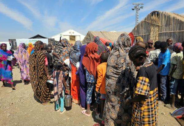 Des personnes déplacées attendent pour recevoir de l'aide, dans un camp de réfugiés à Gedaref, au Soudan, le 6 février 2026