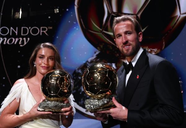 Alexia Putellas et Harry Kane posent avec leurs Ballons d'or à Londres le 26 octobre 2026