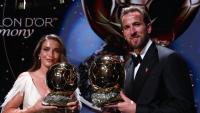 Alexia Putellas et Harry Kane posent avec leurs Ballons d'or à Londres le 26 octobre 2026