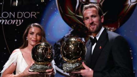 Alexia Putellas et Harry Kane posent avec leurs Ballons d'or à Londres le 26 octobre 2026