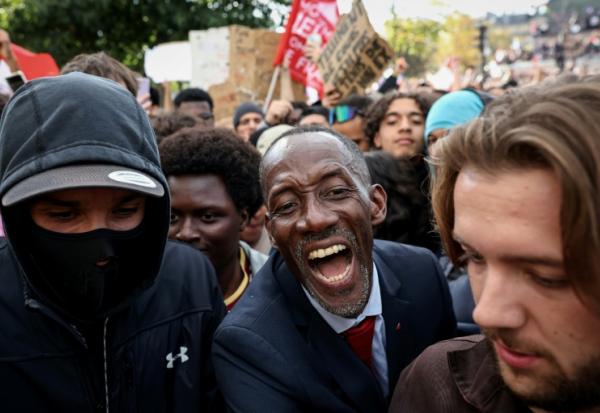 Le maire LFI de Saint-Denis, Bally Bagayoko, acclamé à son arrivée place de la Bastille pour le début d'une manifestation des lycéens, le 8 octobre 2026 à Paris