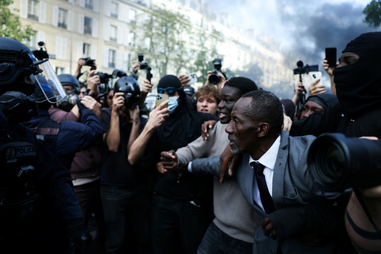 Le maire LFI de Saint-Denis Bally Bagayoko se tient entre le cordon de policiers et les lycéens manifestants à Paris, le 6 octobre 2026
