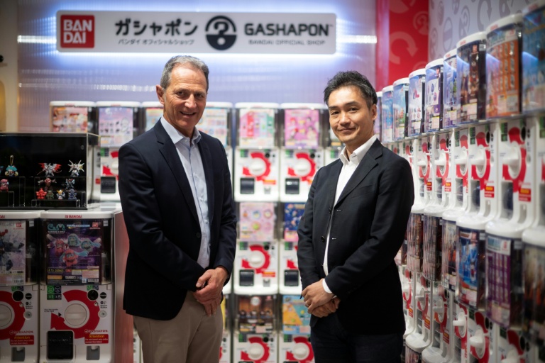 Le patron de l'enseigne française de jouets King, Philippe Gueydon (à gauche) et son homologue de Bandai Europe, Koji Iwata, dans la première boutique français dédiée aux jouets 
