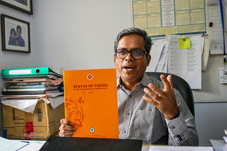 Le professeur de zoologie Mohammad Abdul Aziz lors d'un entretien avec l'AFP à l'université Jahangirnagar de Savar, au Bangladesh, le 6 avril 2026