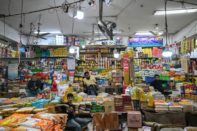 Des commerçants attendent des clients dans un marché de gros à Dacca, le 21 janvier 2026 