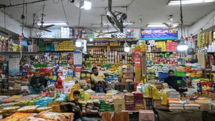 Des commerçants attendent des clients dans un marché de gros à Dacca, le 21 janvier 2026 