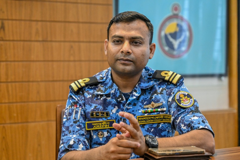 Le porte-parole des gardes-côtes, le major Shamsul Arefin, lors d'une interview avec l'AFP, dans le district de Khulna, près des Sundarbans, une forêt de mangroves en proie à des pirates qui ciblent les pêcheurs, le 31 mars 2026 au Bangladesh 