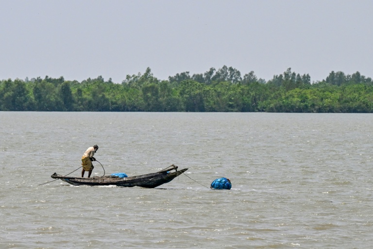 Un pêcheur sur la rivière Kholpetua à Gabura, dans le district de Satkhira, près des Sundarbans, une mangrove ravagée par les pirates qui ciblent les pêcheurs, le 2avril 2026 au Bangladesh