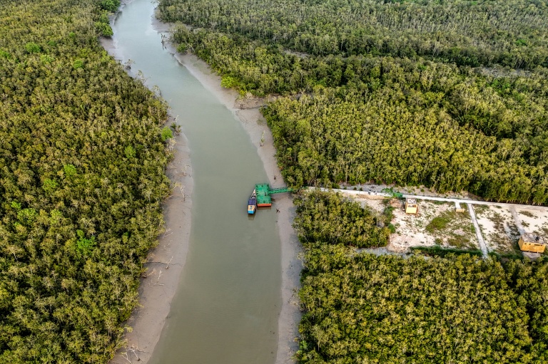 Vue aérienne d'un bras de la rivière Rupsha dans le district de Khulna, près des Sundarbans, une forêt de mangroves en proie aux pirates qui ciblent les pêcheurs, le 30 ùars 2026 au Bangladesh