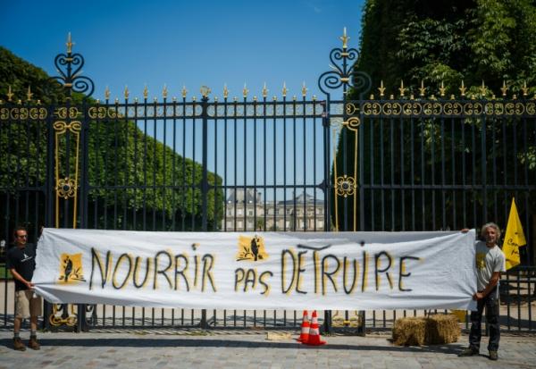 Mobilisation contre la loi Duplomb, devant le Sénat, à Paris, le 30 juin 2025