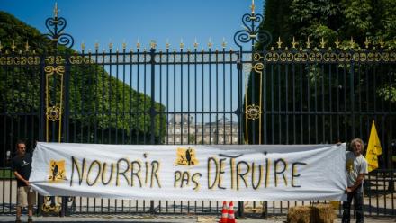 Mobilisation contre la loi Duplomb, devant le Sénat, à Paris, le 30 juin 2025