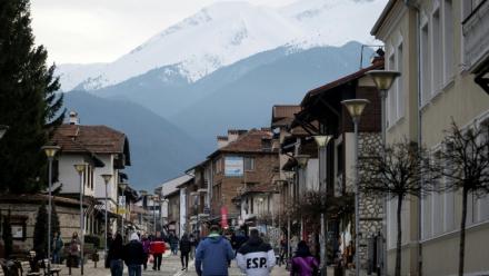 Une rue du centre de Bansko, avec le mont Pirin en arrière-plan, le 14 février 2026 en Bulgarie