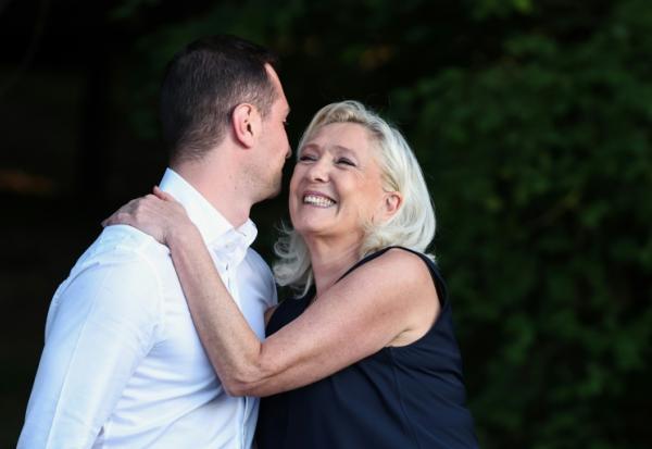 Le président du Rassemblement national (RN), Jordan Bardella (g), et la présidente du groupe parlementaire du Rassemblement national, Marine Le Pen, se donnent une accolade lors de la "Fête champêtre", un événement du RN, le 4 juillet 2026 à Liévin, dans le Pas-de-Calais