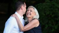 Le président du Rassemblement national (RN), Jordan Bardella (g), et la présidente du groupe parlementaire du Rassemblement national, Marine Le Pen, se donnent une accolade lors de la "Fête champêtre", un événement du RN, le 4 juillet 2026 à Liévin, dans le Pas-de-Calais