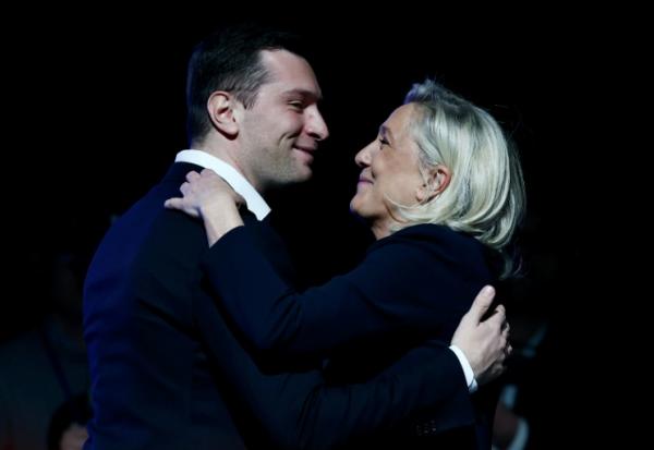 Jordan Bardella, président du Rassemblement national (RN), et Marine Le Pen, présidente du groupe parlementaire du RN, se donnent une  accolade après les résultats du 1er tour des élections municipales, le 18 mars 2026 à Châlons-en-Champagne, dans la Marne