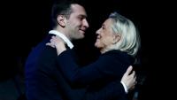 Jordan Bardella, président du Rassemblement national (RN), et Marine Le Pen, présidente du groupe parlementaire du RN, se donnent une  accolade après les résultats du 1er tour des élections municipales, le 18 mars 2026 à Châlons-en-Champagne, dans la Marne