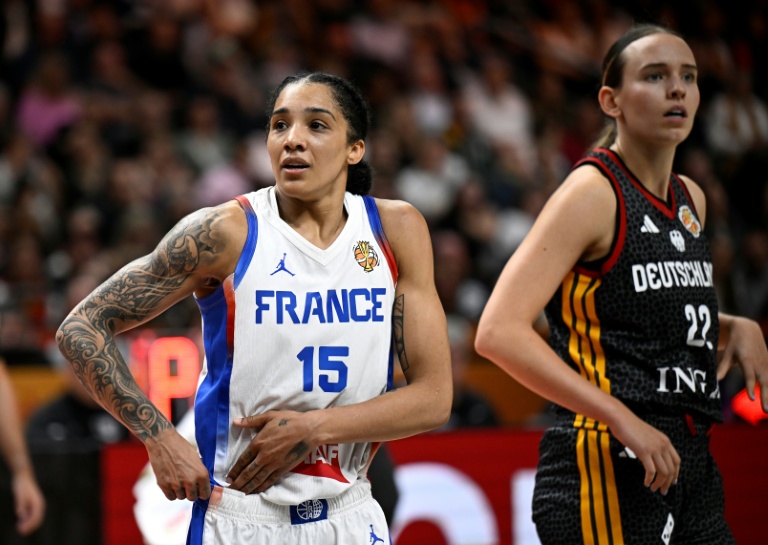 La capitaine française Gabby Williams (à gauche) en demi-finale de la coupe du monde de basket face à l'Allemagne, le 12 septembre 2026 à Berlin