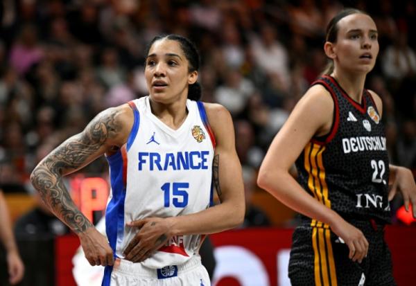 La capitaine française Gabby Williams (à gauche) en demi-finale de la coupe du monde de basket face à l'Allemagne, le 12 septembre 2026 à Berlin