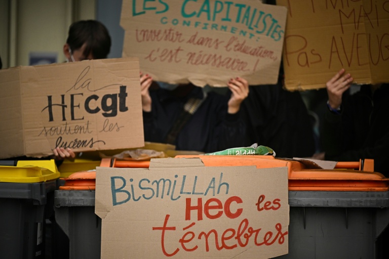Des manifestants brandissent des pancartes pendant le blocage d'HEC à Jouy-en-Josas, dans les Yvelines, le 15 octobre 2026