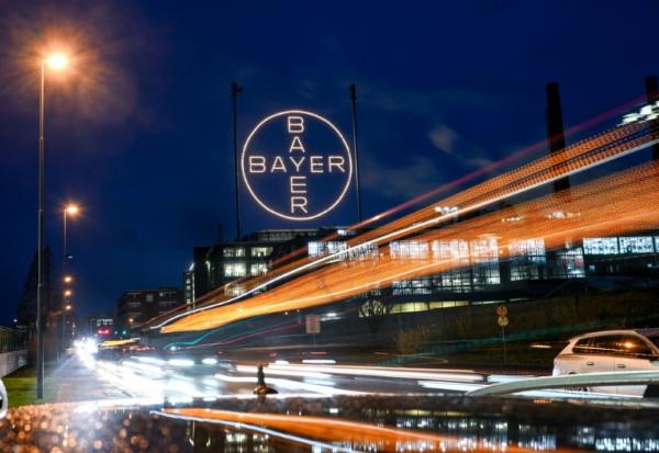 Le logo du géant allemand de la chimie Bayer dans l'usine du groupe à Leverkusen, dans l'ouest de l'Allemagne, le 25 novembre 2024