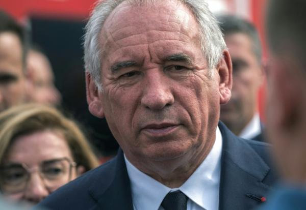Le Premier ministre français François Bayrou lors d'une visite à un poste de commandement de terrain installé à Saint-Laurent-de-la-Cabrerisse, dans le sud de la France, où un incendie a ravagé une vaste zone le 6 août 2025
