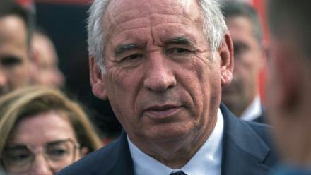 Le Premier ministre français François Bayrou lors d'une visite à un poste de commandement de terrain installé à Saint-Laurent-de-la-Cabrerisse, dans le sud de la France, où un incendie a ravagé une vaste zone le 6 août 2025