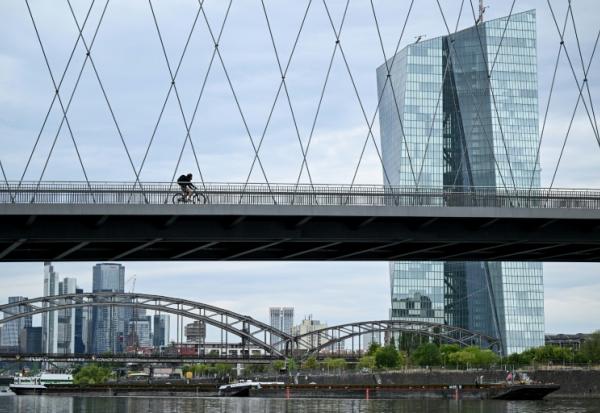 A droite, la tour de la BCE à Francfort, le 25 août 2026