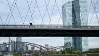 A droite, la tour de la BCE à Francfort, le 25 août 2026