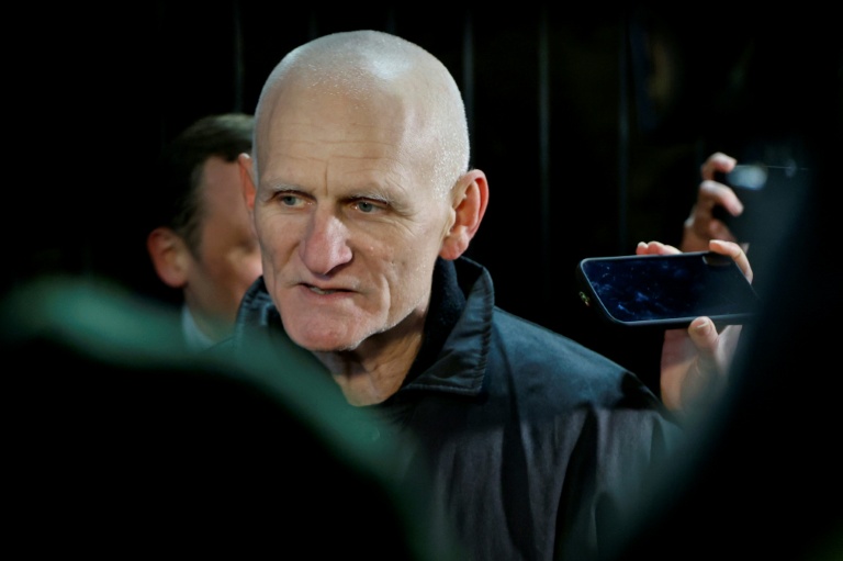 Le Prix Nobel de la Paix Ales Bialiatski s'exprime devant des journalistes à l'ambassade américaine, à Vilnius, après sa libération, le 13 décembre 2025