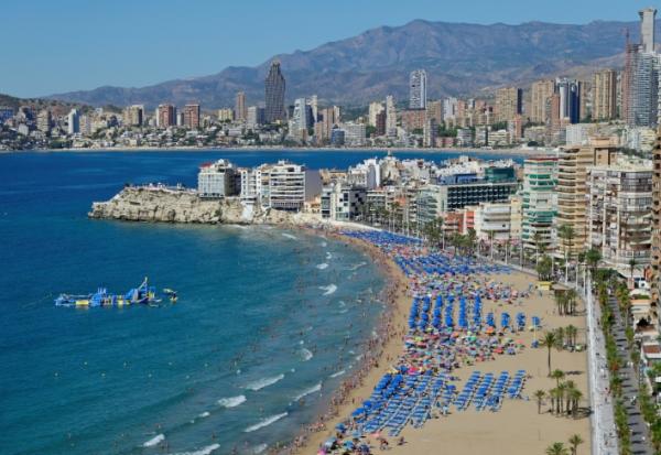 Des touristes sur la plage de Levante à Benidorm, au nord d'Alicante, le 11 septembre 2025 
