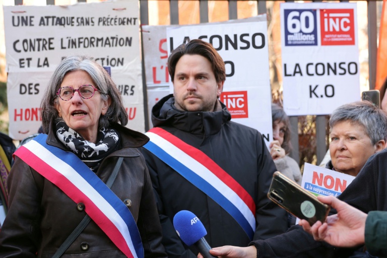 La maire de Malakoff Jacqueline Belhomme (à gauche) et le député La France insoumise (LFI) Aurélien Saintoul s'expriment contre la liquidation de l'Institut national de la consommation (INC), organisme public qui édite le magazine 60 Millions de consommateurs, le 2 février 2026 lors d'une manifestation à Malakoff, près de Paris