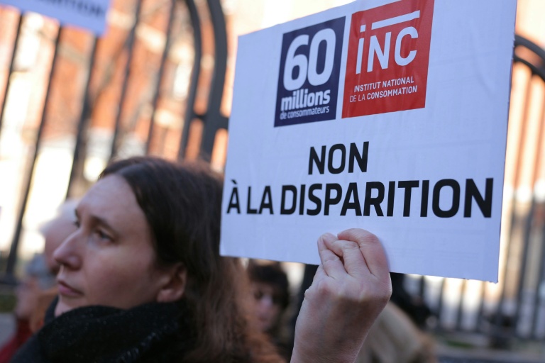 Manifestation le 2 février 2026 à Malakoff, près de Paris, contre la liquidation de l'Institut national de la consommation (INC), organisme public qui édite le magazine 60 Millions de consommateurs