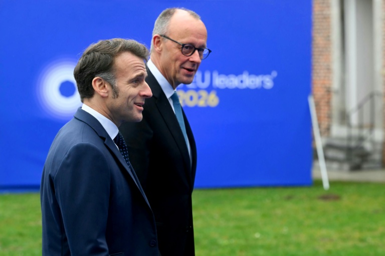 Le président français Emmanuel Macron (G) et le chancelier allemand Friedrich Merz, le 12 février 2026 à Alden Biesen, en Belgique