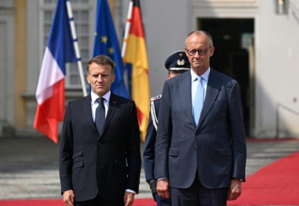 Le chancelier allemand Friedrich Merz et le président français Emmanuel Macron (g) à Brühl, dans l'ouest de l'Allemagne, le 17 juillet 2026, avant un Conseil des ministres franco-allemand