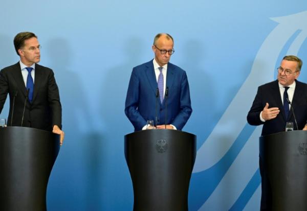 Le secrétaire général de l'Otan Mark Rutte (gauche), le chancelier allemand Friedrich Merz (centre) et son ministre de la Défense Boris Pistorius (droite) lors d'une conférence de presse à Berlin le 1er juillet 2026