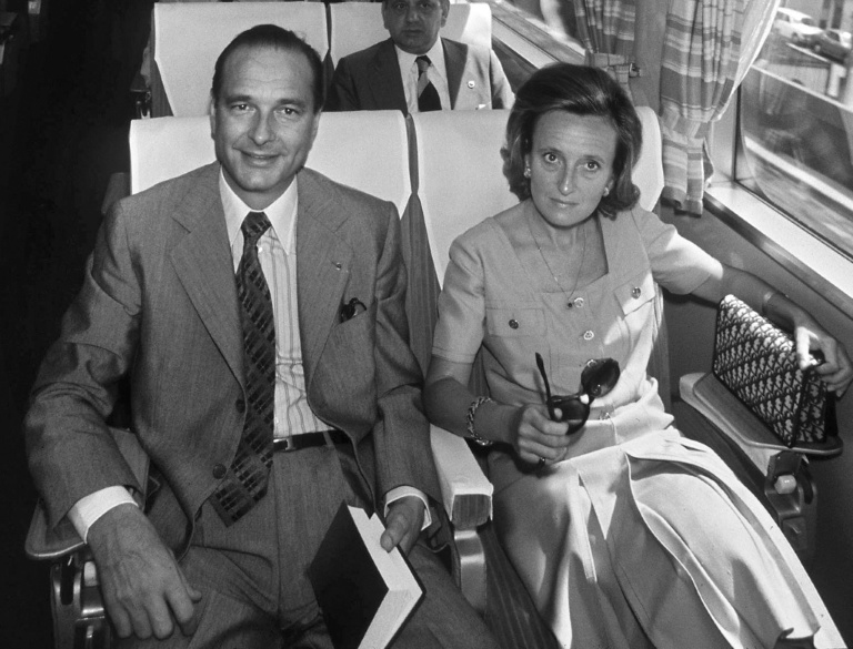 Jacques Chirac (G) et son épouse Bernadette dans un train entre Tokyo et Osaka, le 2 août 1976