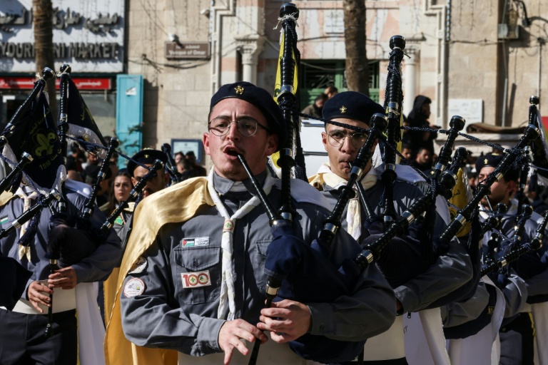 Une parade de scouts lors des célébrations de la veille de Noël sur la place de la Mangeoire, devant l'église de la Nativité à Bethléem, en Cisjordanie occupée, le 24 décembre 2025.