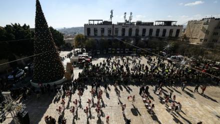 Une parade de scouts sur la place de la Mangeoire, devant la basilique de la Nativité à Bethléem, le 24 décembre 2025 en Cisjordanie occupée