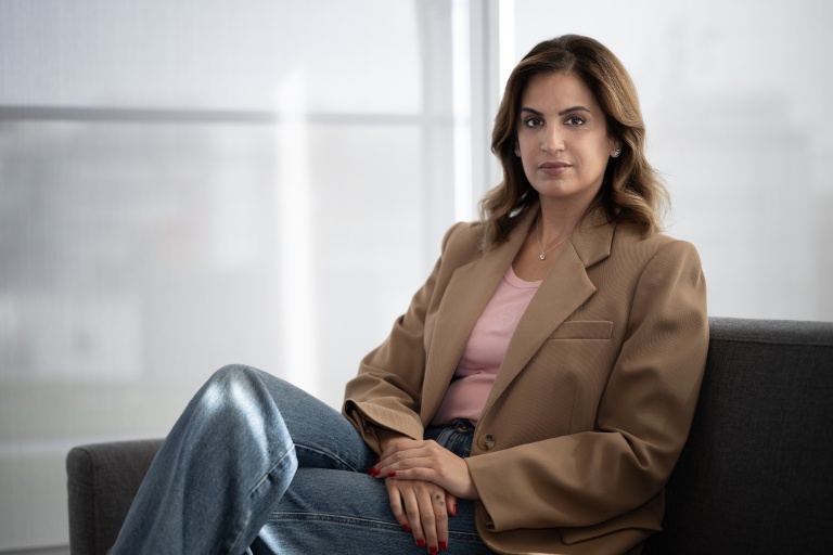 La journaliste Sonia Mabrouk pose le 18 août 2026 au siège de  BFMTV à Paris 