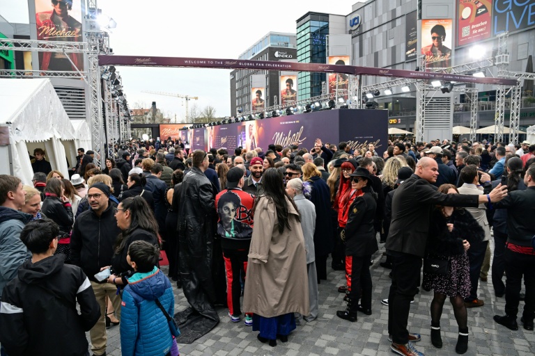 Des fans rassemblés pour l'avant-première mondiale du biopic sur Michael Jackson, « Michael », à l'Uber Eats Music Hall de Berlin, le 10 avril 2026
